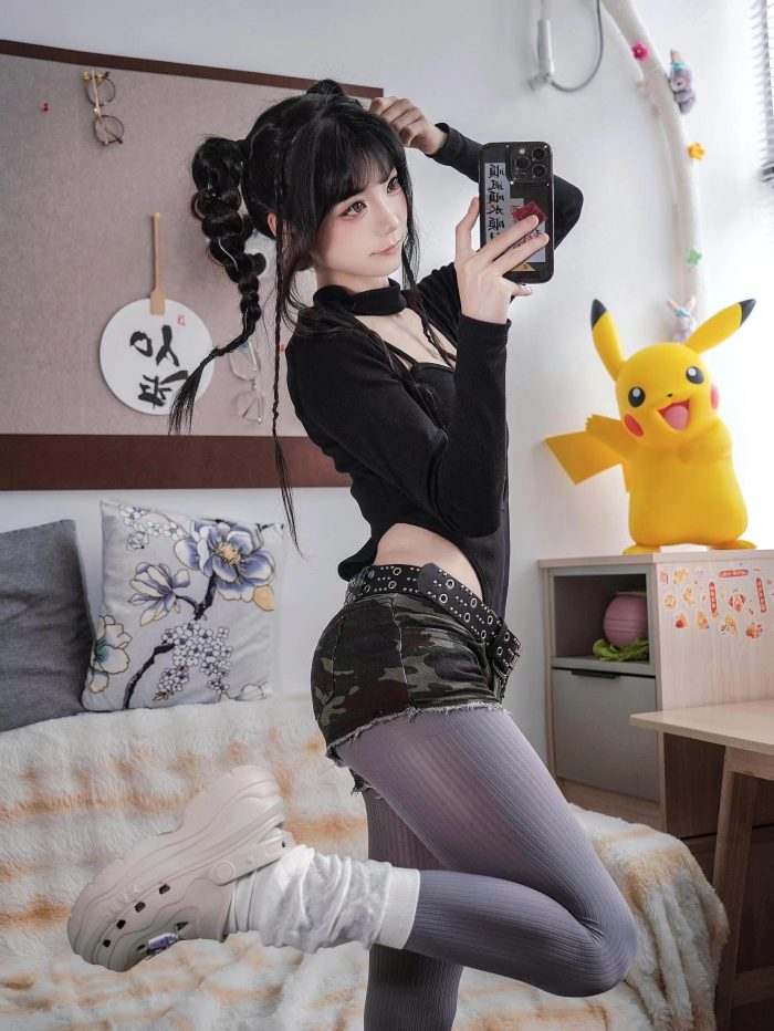 牛仔热裤+灰丝姑娘玩自拍-灰麻雀