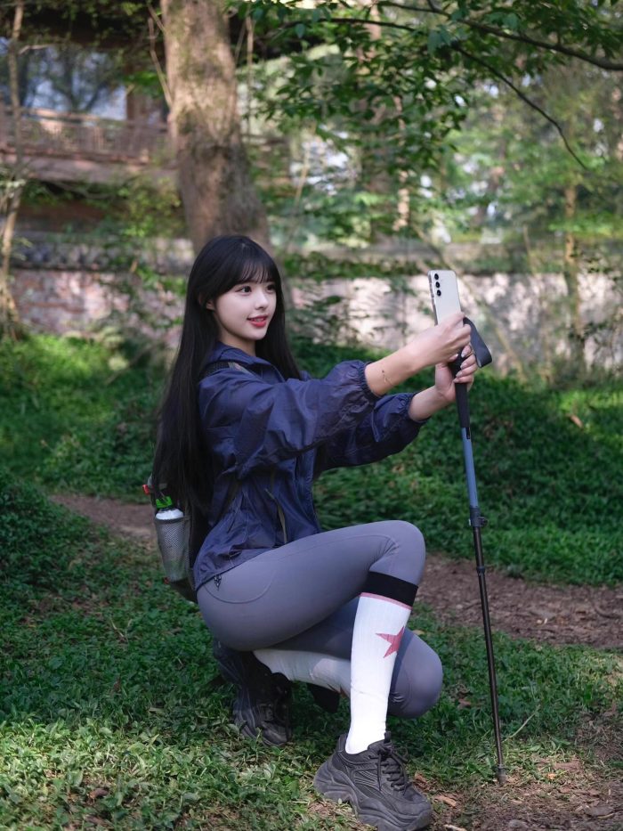 爱爬山的瑜伽裤MM，太甜美了！~-灰麻雀