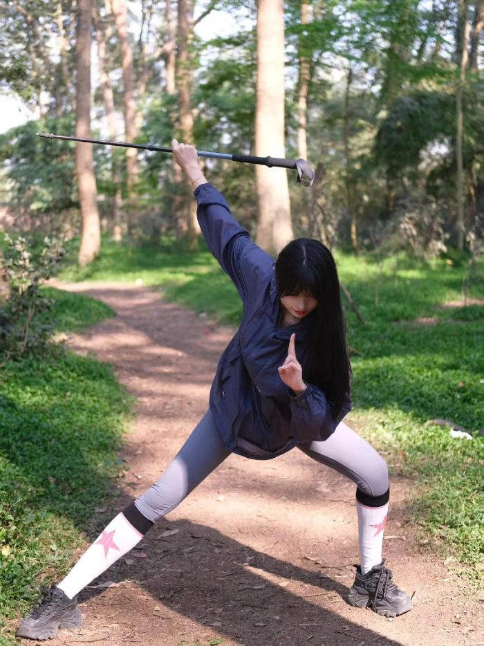 爱爬山的瑜伽裤MM，太甜美了！~-灰麻雀