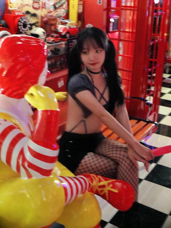 网格丝袜的清纯双马尾小姑娘-灰麻雀