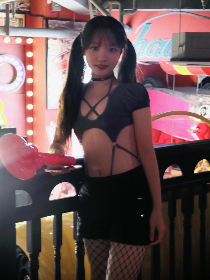 网格丝袜的清纯双马尾小姑娘-灰麻雀