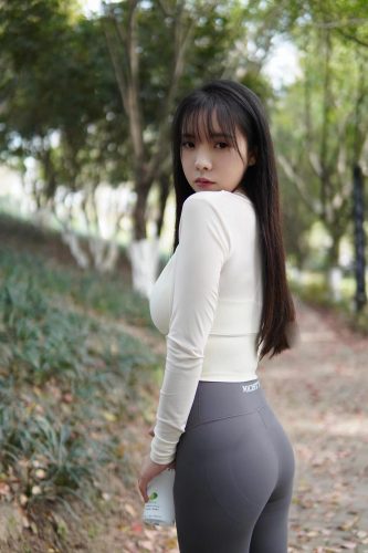 图片[9]-穿瑜伽裤爬山的长发少女-灰麻雀