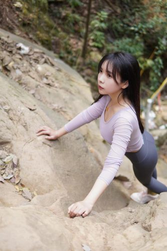 图片[8]-穿瑜伽裤爬山的长发少女-灰麻雀