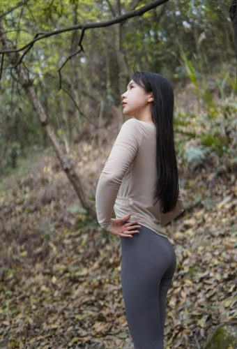 图片[5]-穿瑜伽裤爬山的长发少女-灰麻雀