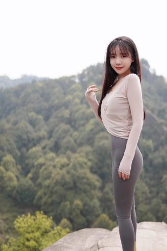 图片[3]-穿瑜伽裤爬山的长发少女-灰麻雀