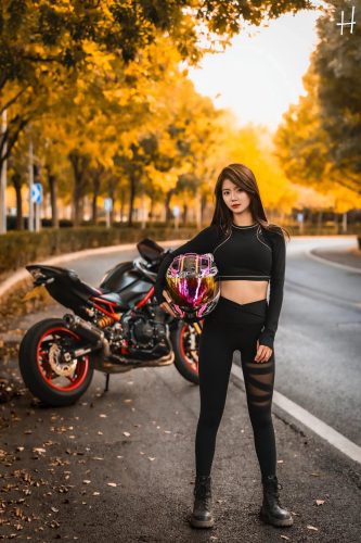 图片[1]-骑摩托车的瑜伽裤美女身材太好了！-灰麻雀
