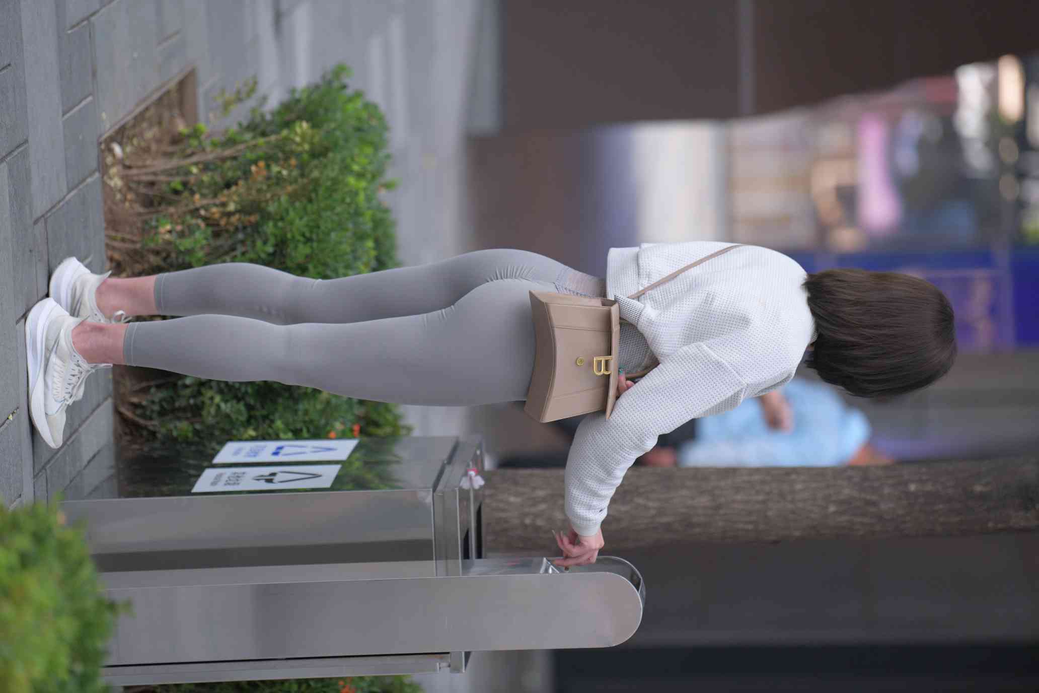 图片[5]-身材很好的短发瑜伽裤姑娘【157P】04015-灰麻雀