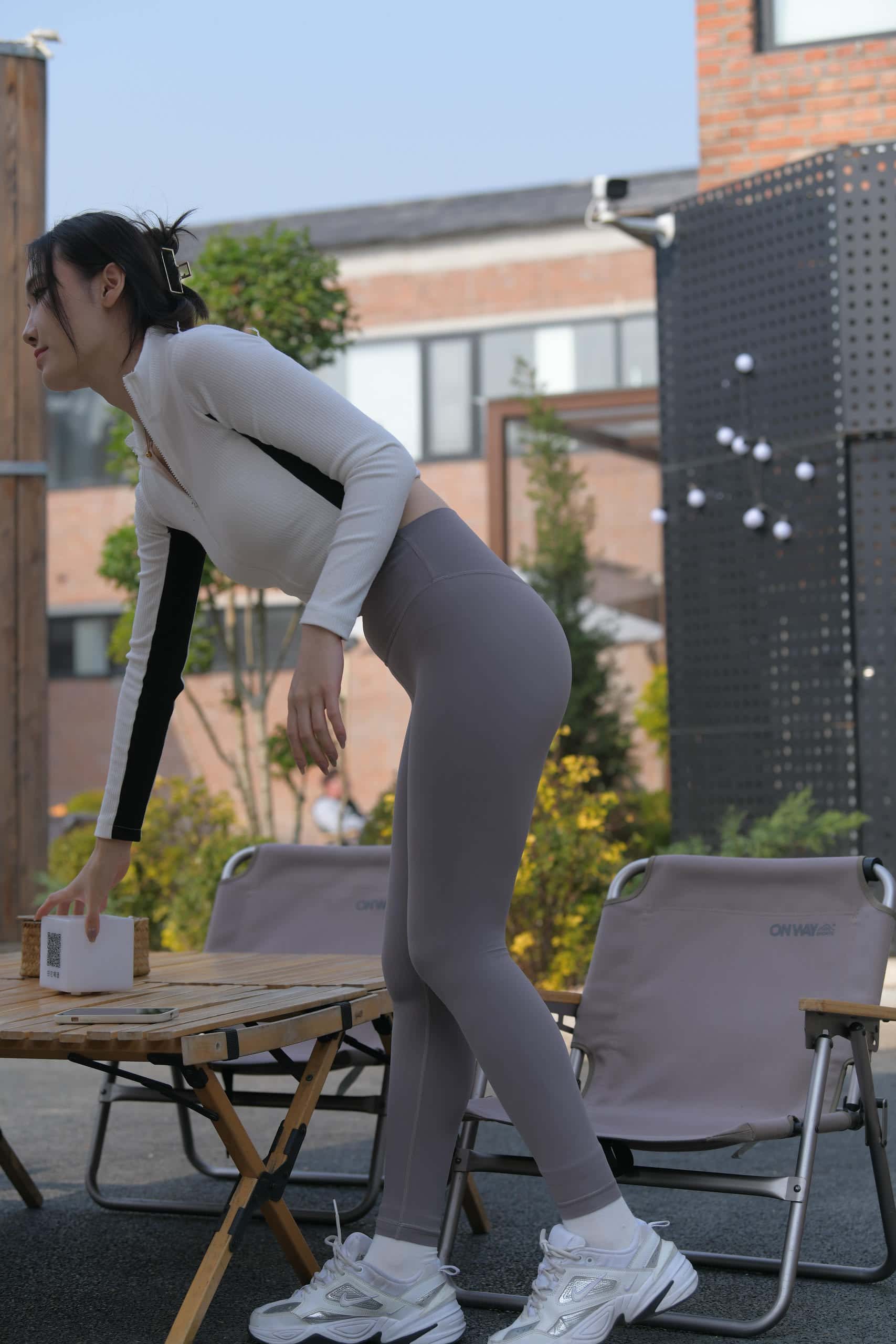 图片[2]-又飒又美的紫色瑜伽裤姑娘【701P】J8165-灰麻雀