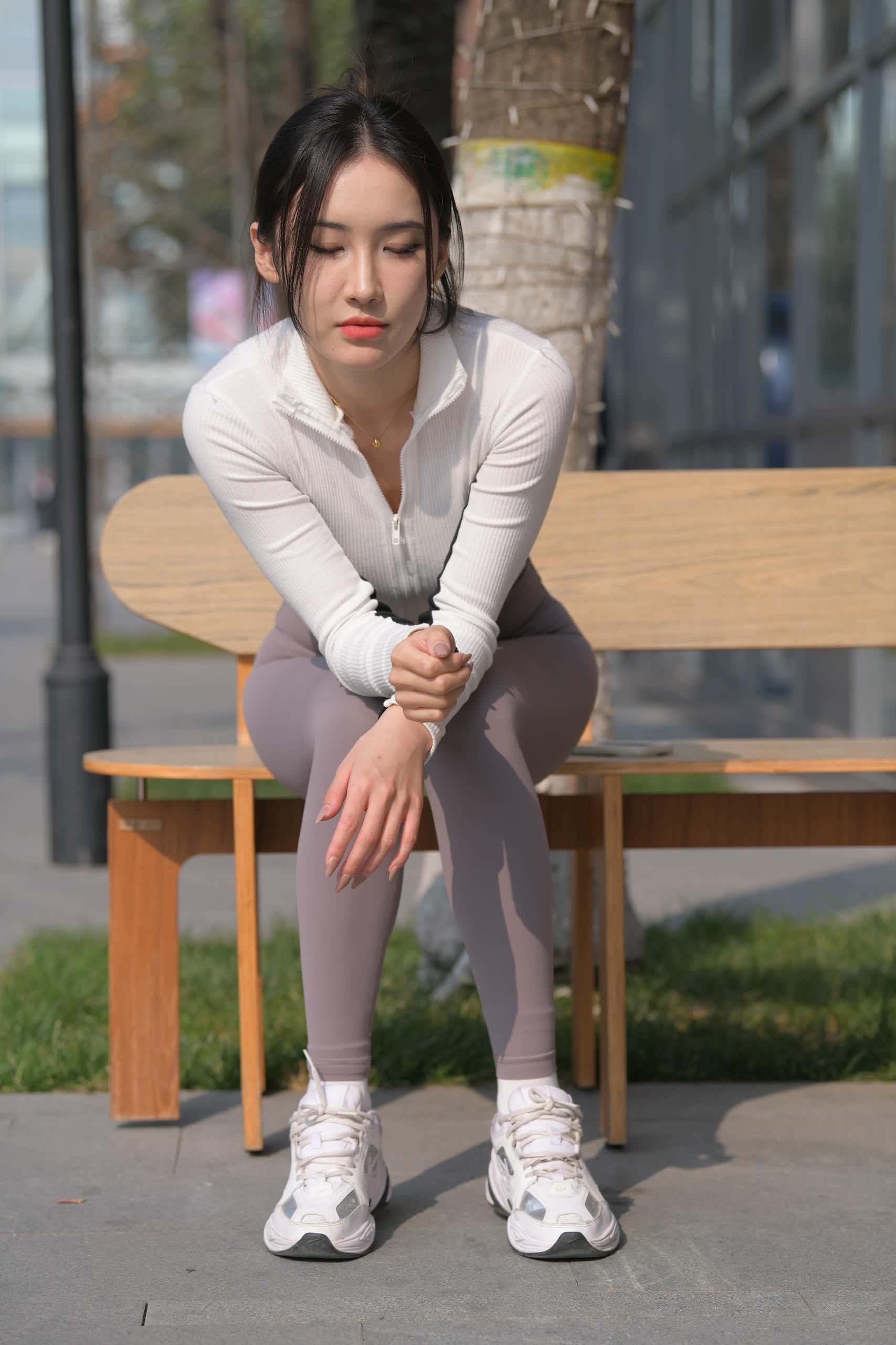 图片[3]-又飒又美的紫色瑜伽裤姑娘【701P】J8165-灰麻雀