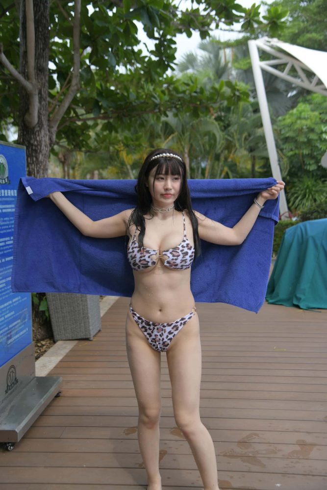 海边玩耍的豹纹泳装姑娘【493P】J1075-灰麻雀