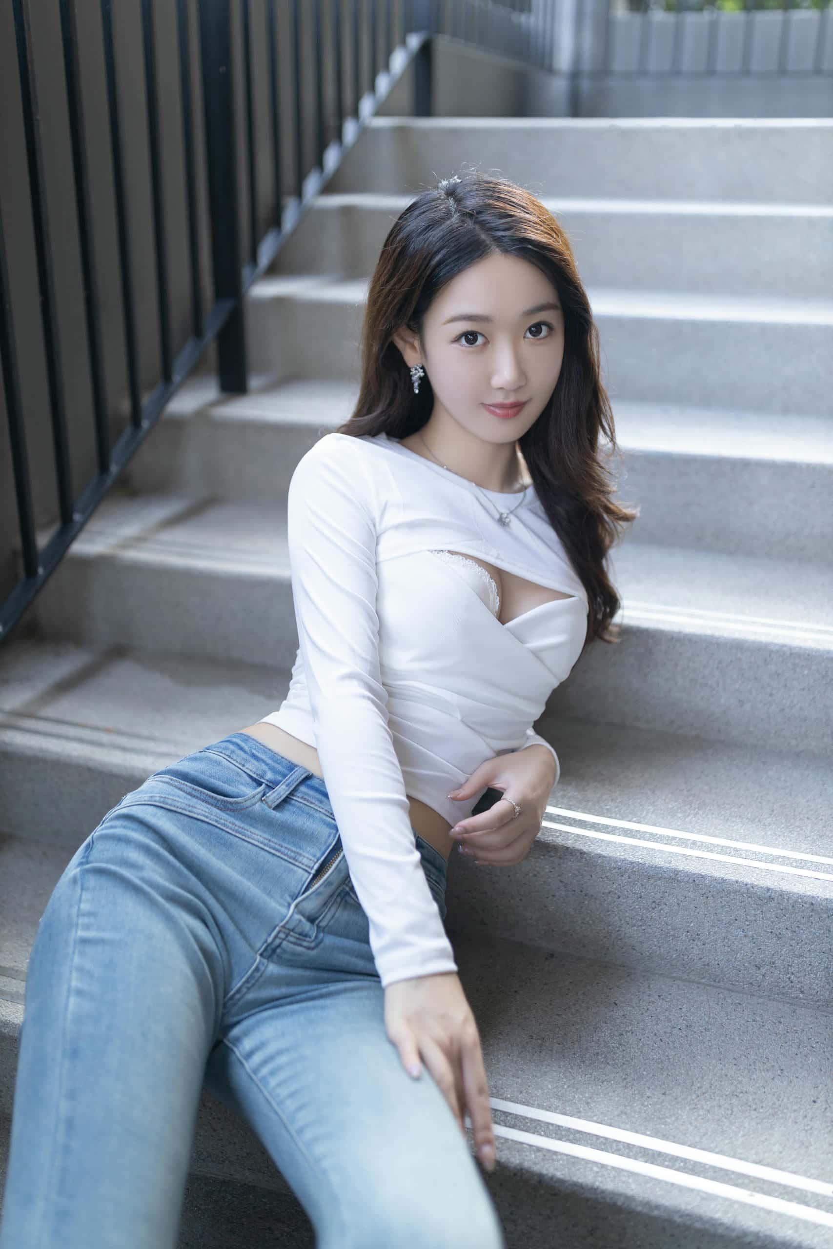 图片[1]-户外牛仔裤写真 【40P】P25226-灰麻雀