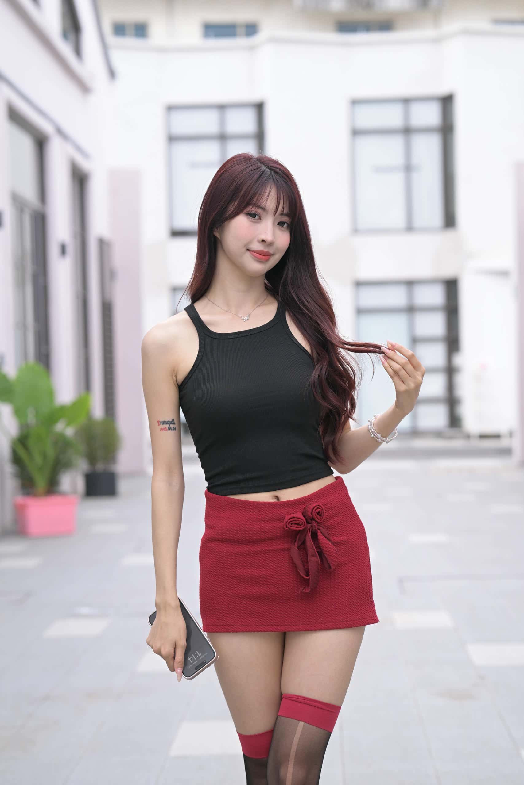 图片[3]-穿红色短裙黑丝的软甜少女【870P】J8145-灰麻雀