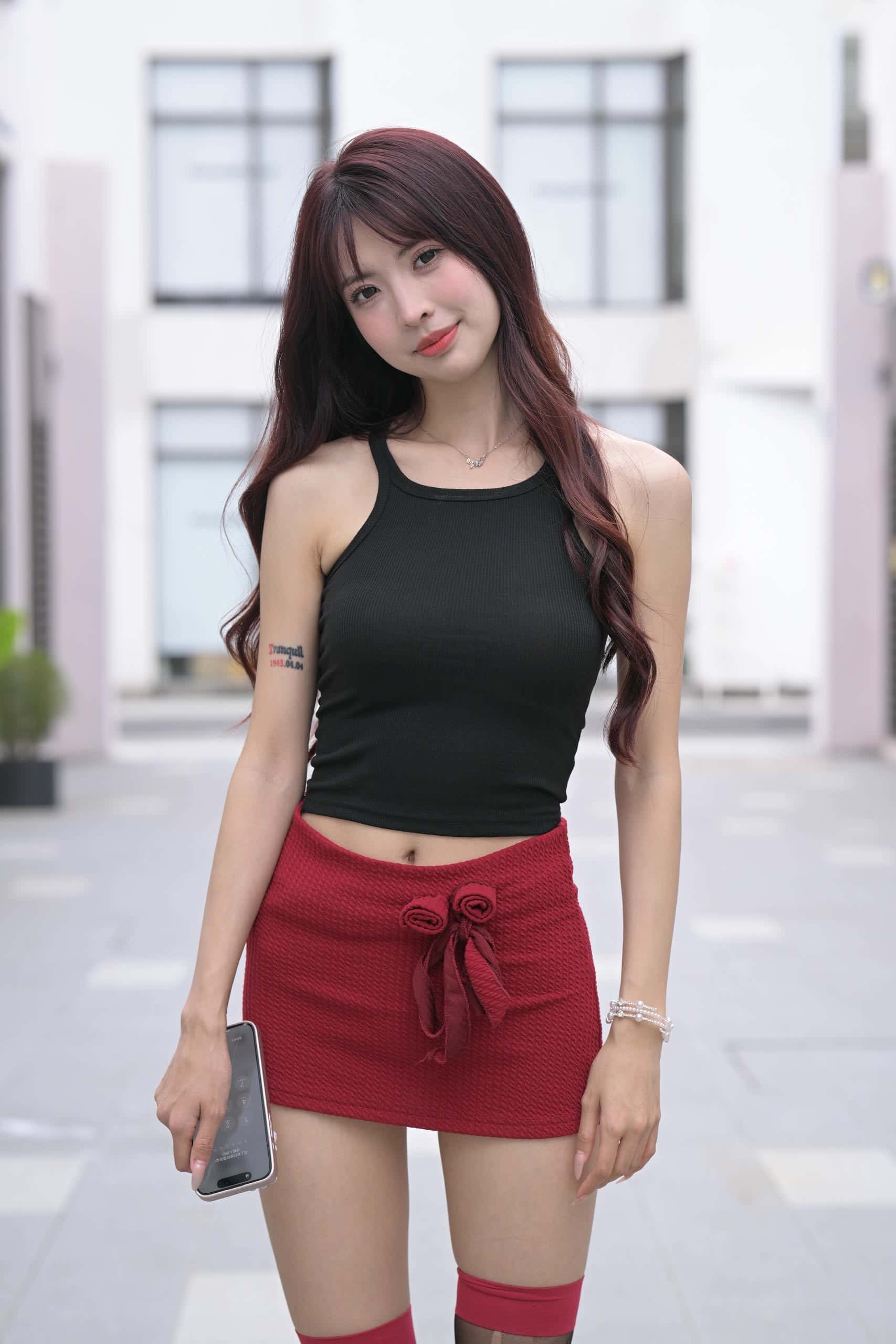 图片[4]-穿红色短裙黑丝的软甜少女【870P】J8145-灰麻雀