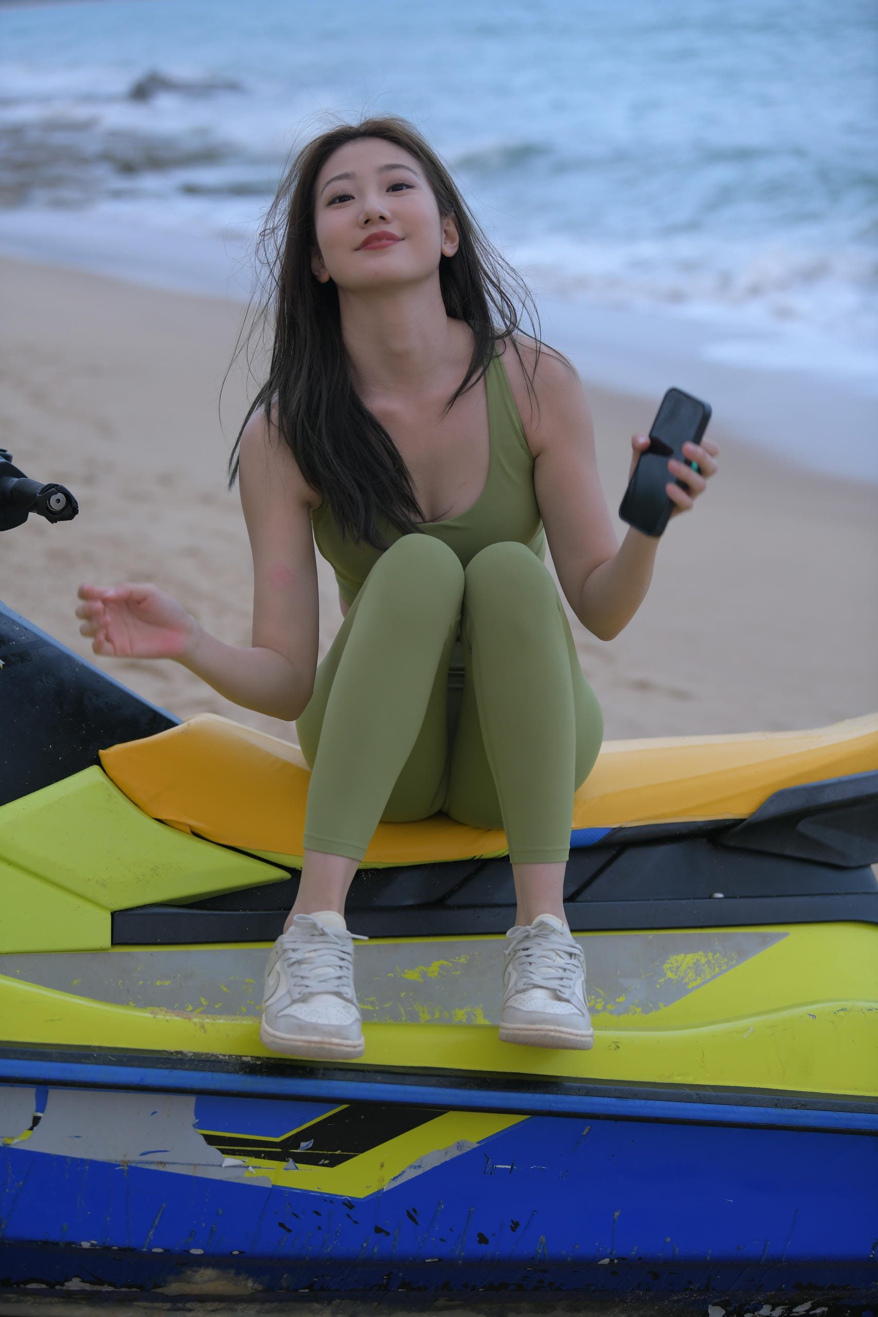 图片[3]-在草地上的瑜伽裤女孩【631P】J6261-灰麻雀