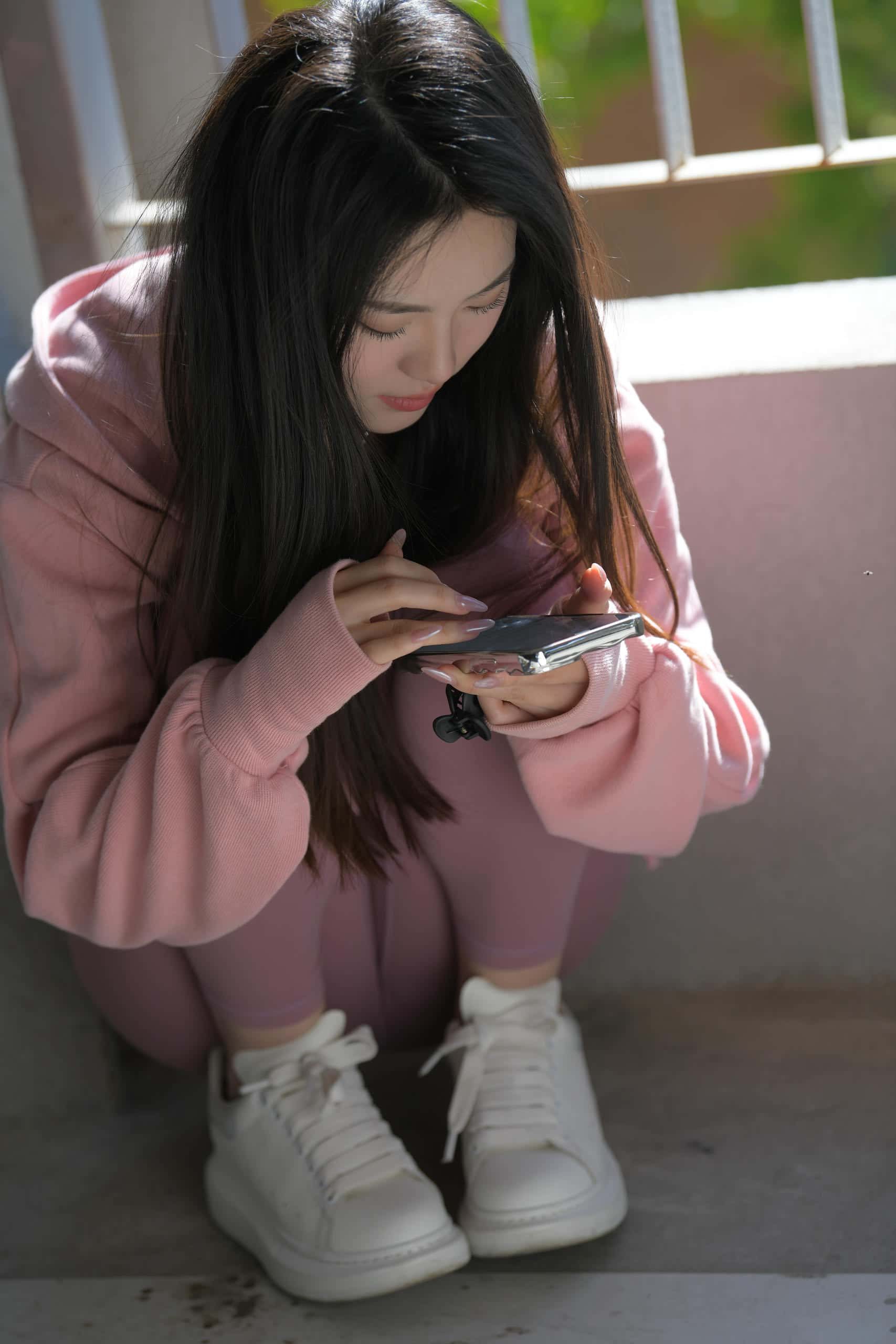 图片[2]-在外面拍照的粉色系女孩【653P】J6238-灰麻雀