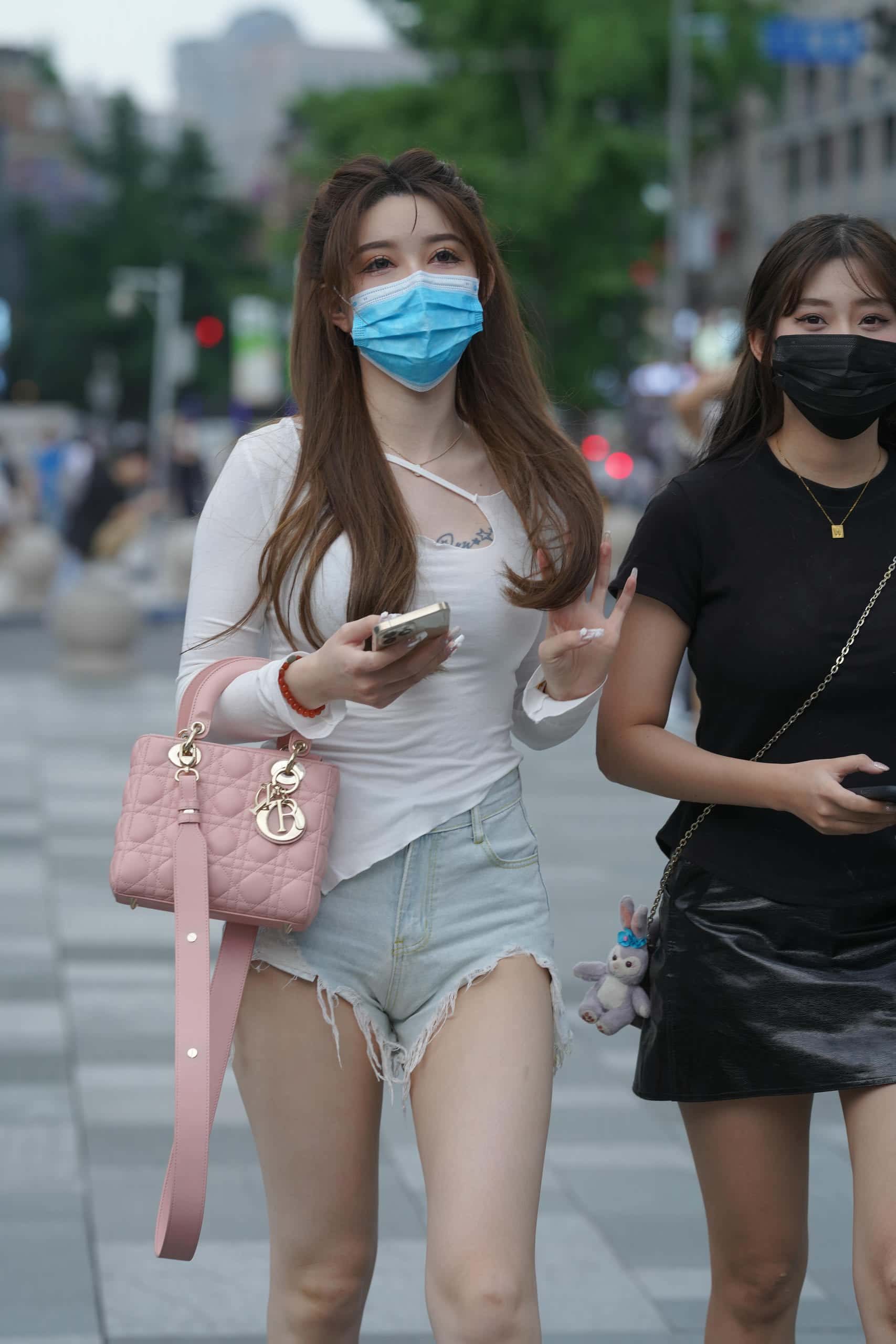 图片[1]-破洞牛仔短裤女孩【217P】J2994-灰麻雀