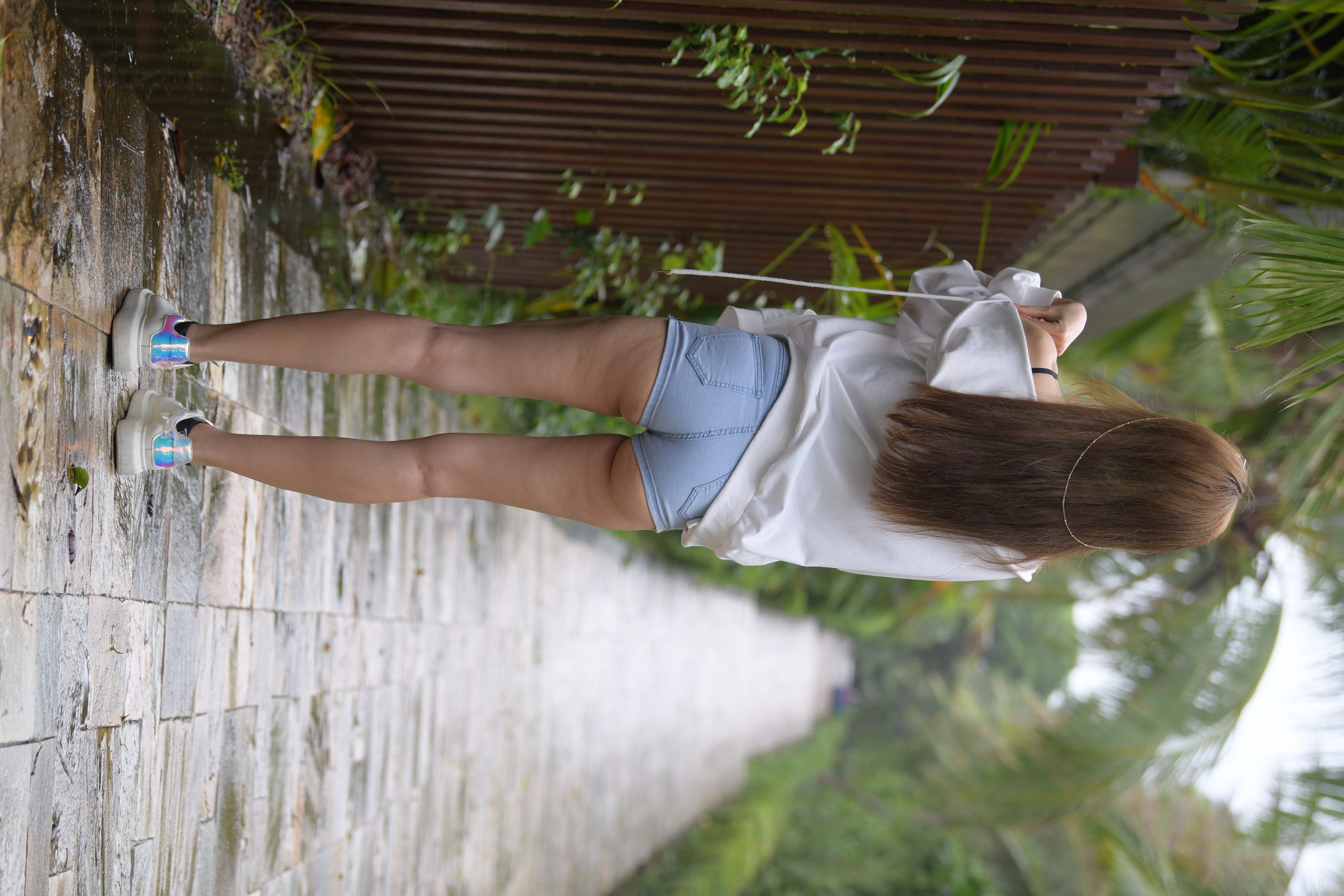 图片[2]-蕾丝低胸装逛公园的小 姐姐12.1G-灰麻雀