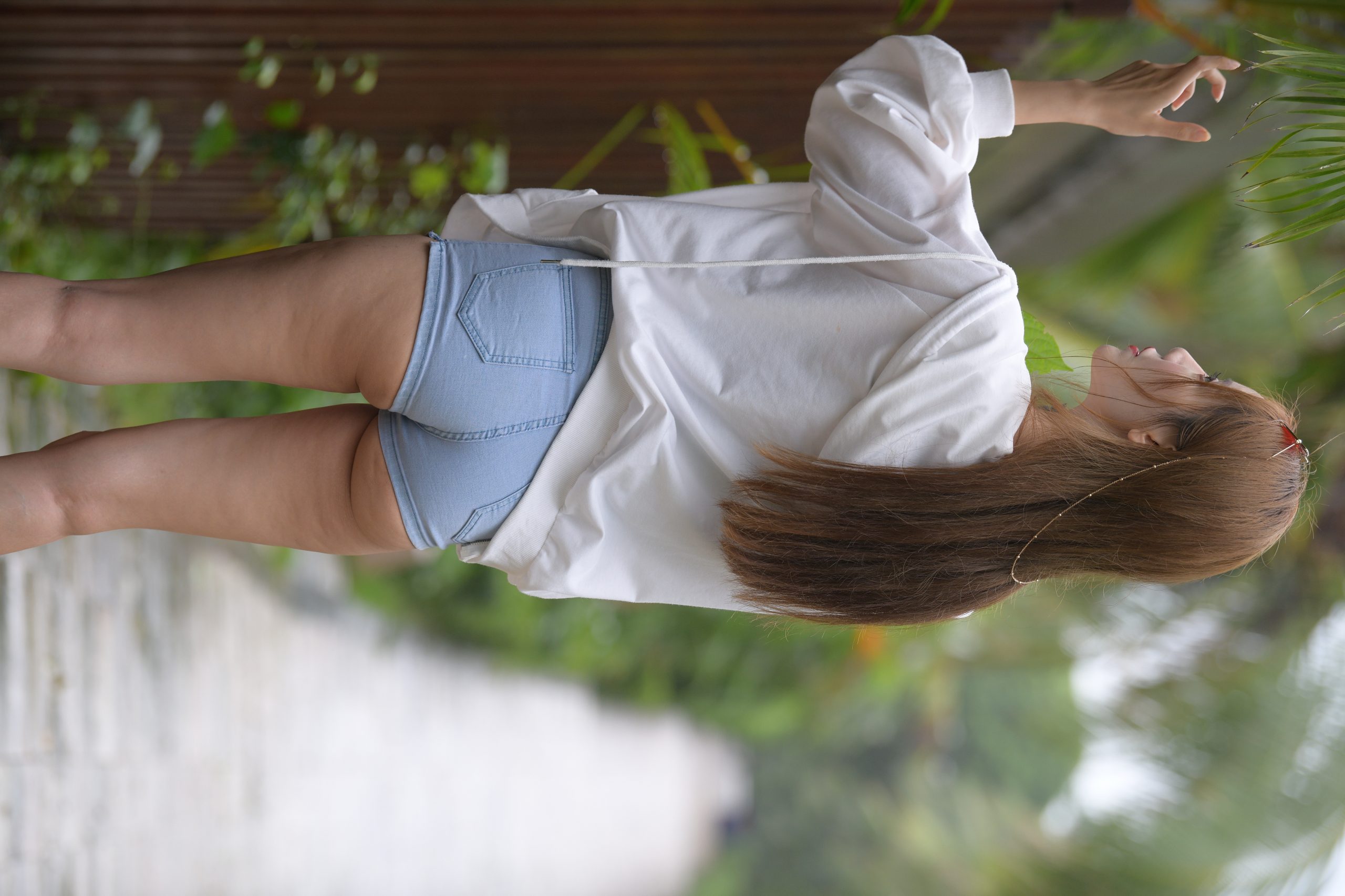 图片[4]-蕾丝低胸装逛公园的小 姐姐12.1G-灰麻雀