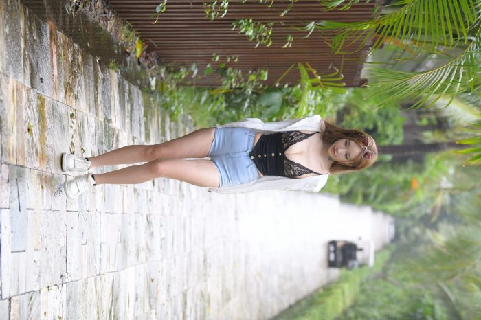 蕾丝低胸装逛公园的小 姐姐12.1G-灰麻雀